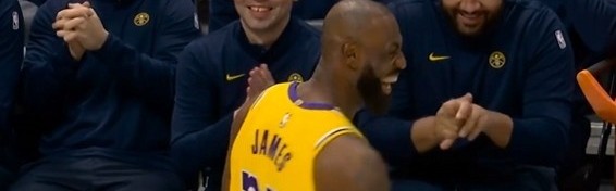 竞技宝官网-詹姆斯与杜德利场边热聊引关注|湖人|体育赛事讨论|丹佛掘金队|洛杉矶湖人队|nba_新浪体育_新浪新闻