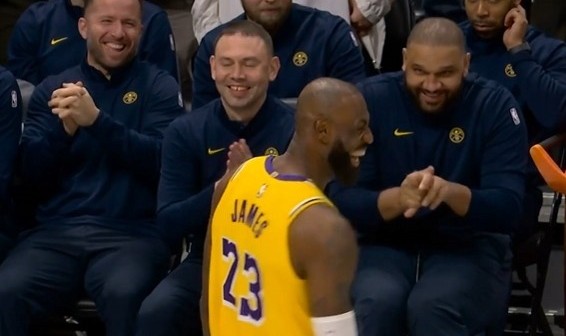 竞技宝官网-詹姆斯与杜德利场边热聊引关注|湖人|体育赛事讨论|丹佛掘金队|洛杉矶湖人队|nba_新浪体育_新浪新闻