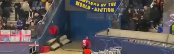 竞技宝官网-整活😂切尔西球迷在巴黎主场拉起的横幅：世界冠军专区🔥